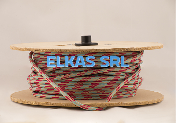 Nossos cabos são certificados. Eles também têm um processo de colagem que os impede de serem desintegrados em sua armadura